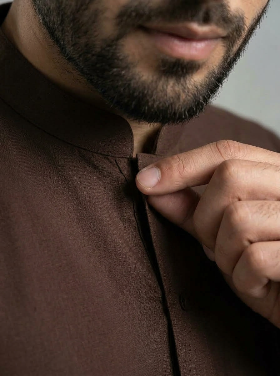 Vigo Star Mud Brown collar button close-up detail